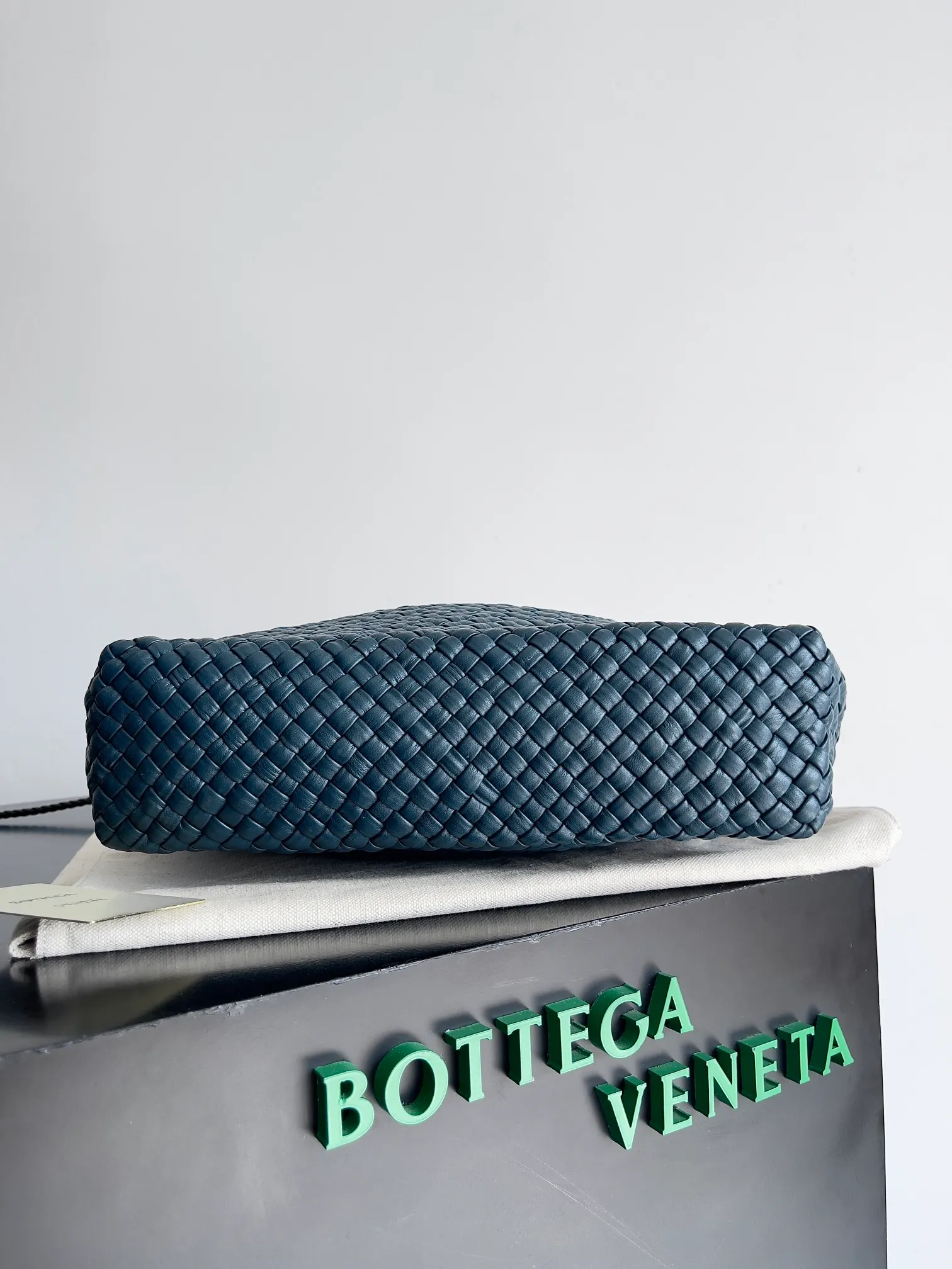 Batch 5960 BV collectible small woven handbags are really YYDS!! Bottega Veneta’s most classic small woven handbags are back! ! We use the highest quality leather with the highest craftsmanship❤️ to create the most expensive works. We have created the original Intrecciato leather weaving process❤️ This unique traditional exclusive leather weaving method has not only become our logo but also reflects the time-consuming and labor-intensive craftsmanship of our products❤️ The new TOSCA handbag must be a selection worth collecting🆕⚠️⚠️Babies, malachite can be sold separately and can be assembled by yourself Style number: 716974 Size: 27*9*18cm